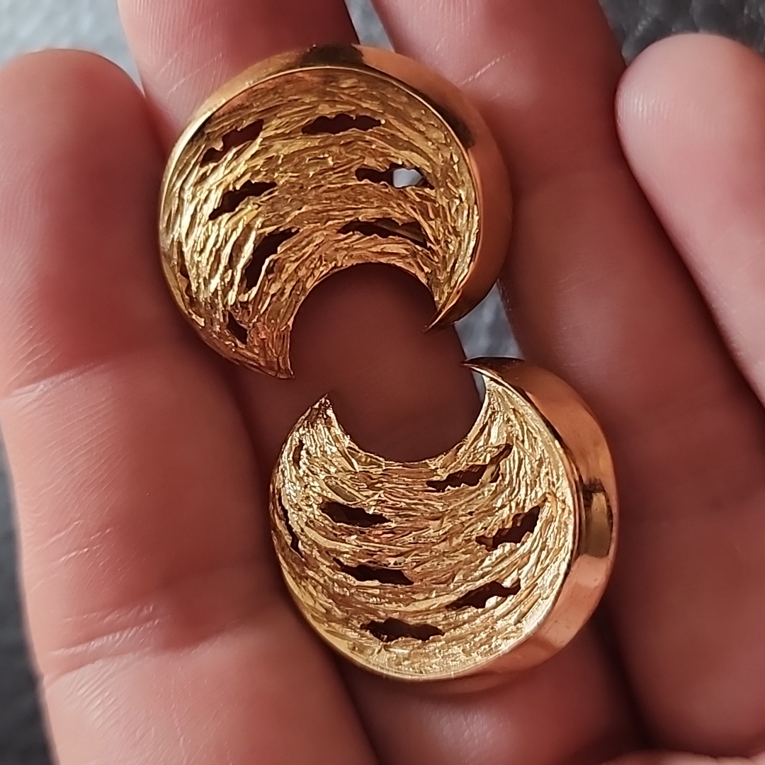 Vtg Trifari Clip On Earrings 20$